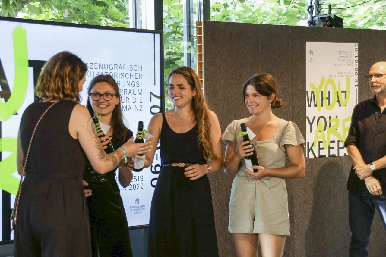 Hochschule_Mainz_Innenarchitektur_BachelorVerabschiedung_youarewhatyoukeep_2022