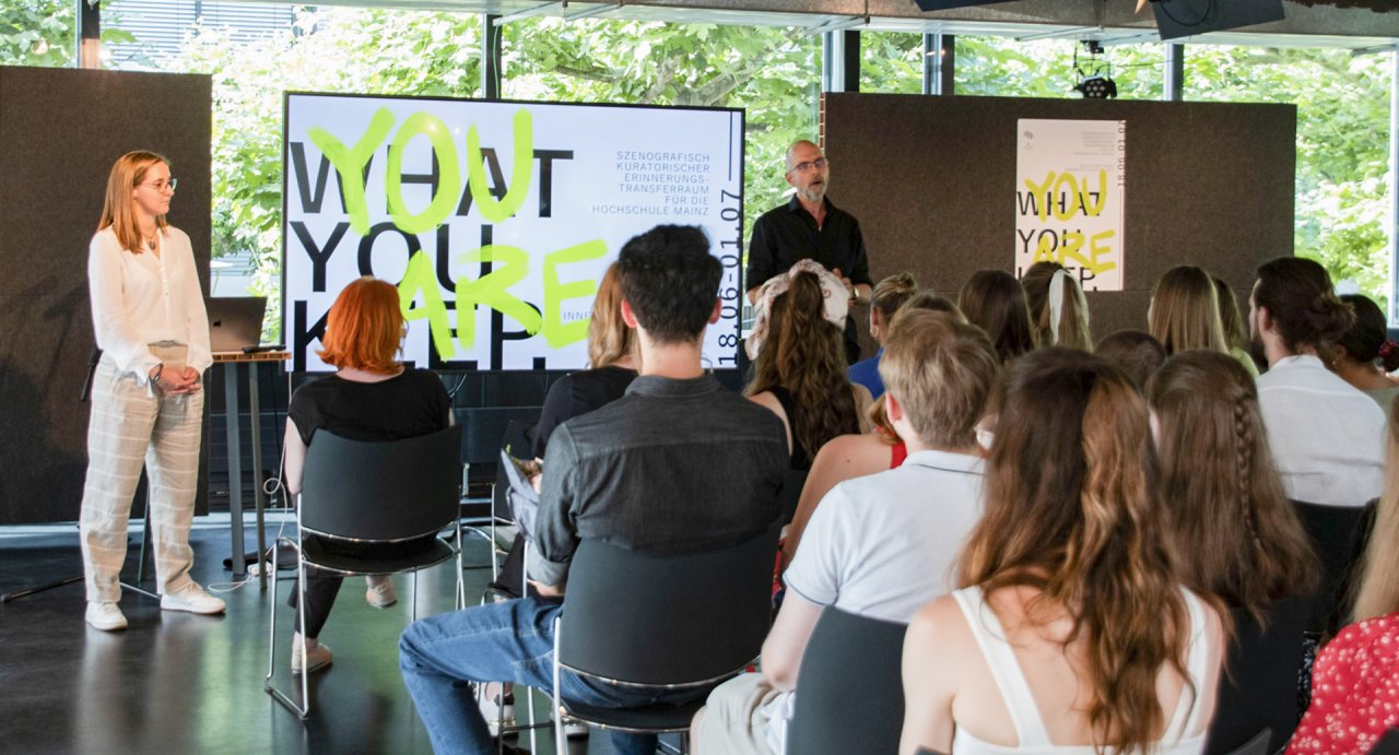 Hochschule_Mainz_Innenarchitektur_BachelorVerabschiedung_youarewhatyoukeep_2022