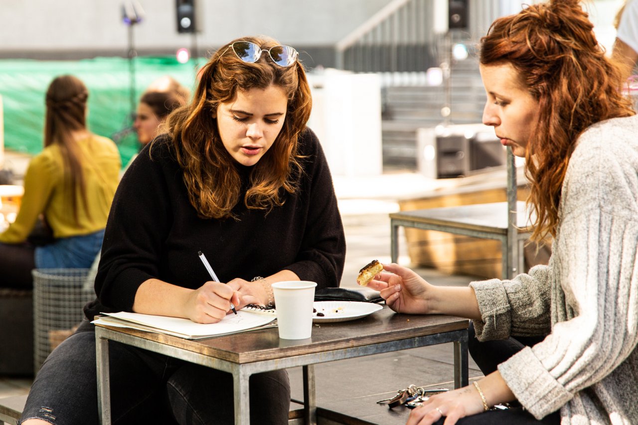 Hochschule Mainz, Studierende im Gespräch im Innenhof