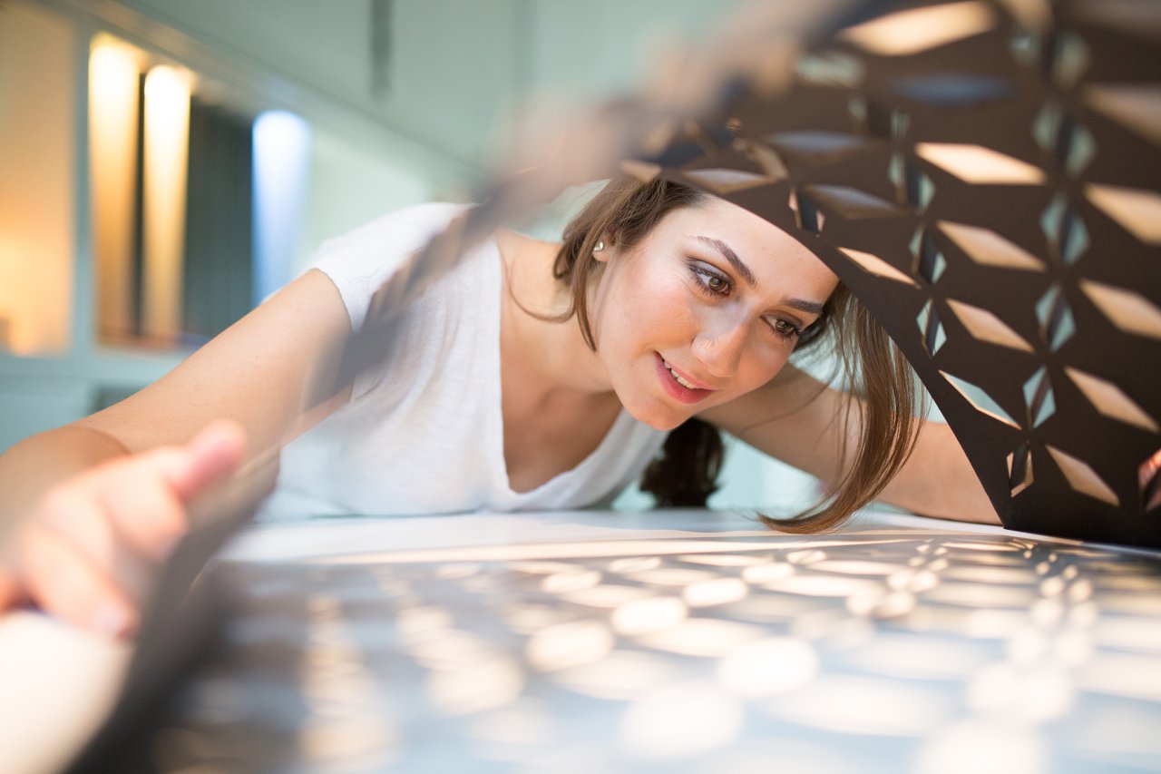 Hochschule Mainz, Studentin im Materialarchiv