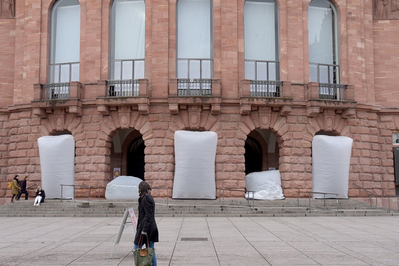 Hochschule Mainz, INFLATABLE TRANSIT PROTECTION BARRIER, Master Entwurf Szenischer Raum Weltenräume von Julian Vettermann