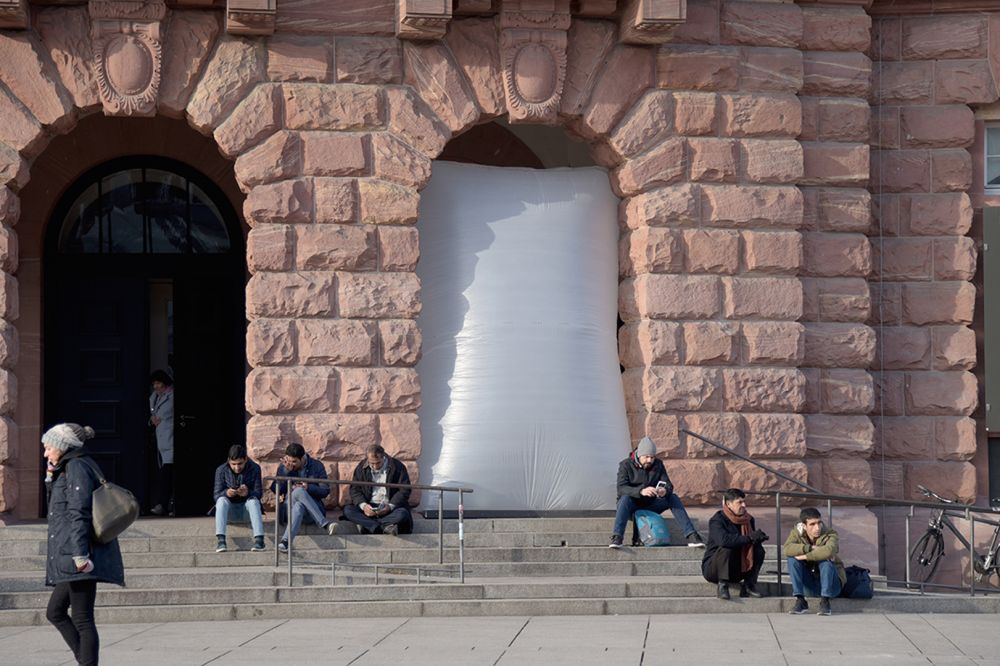 Hochschule Mainz, INFLATABLE TRANSIT PROTECTION BARRIER, Master Entwurf Szenischer Raum Weltenräume von Julian Vettermann