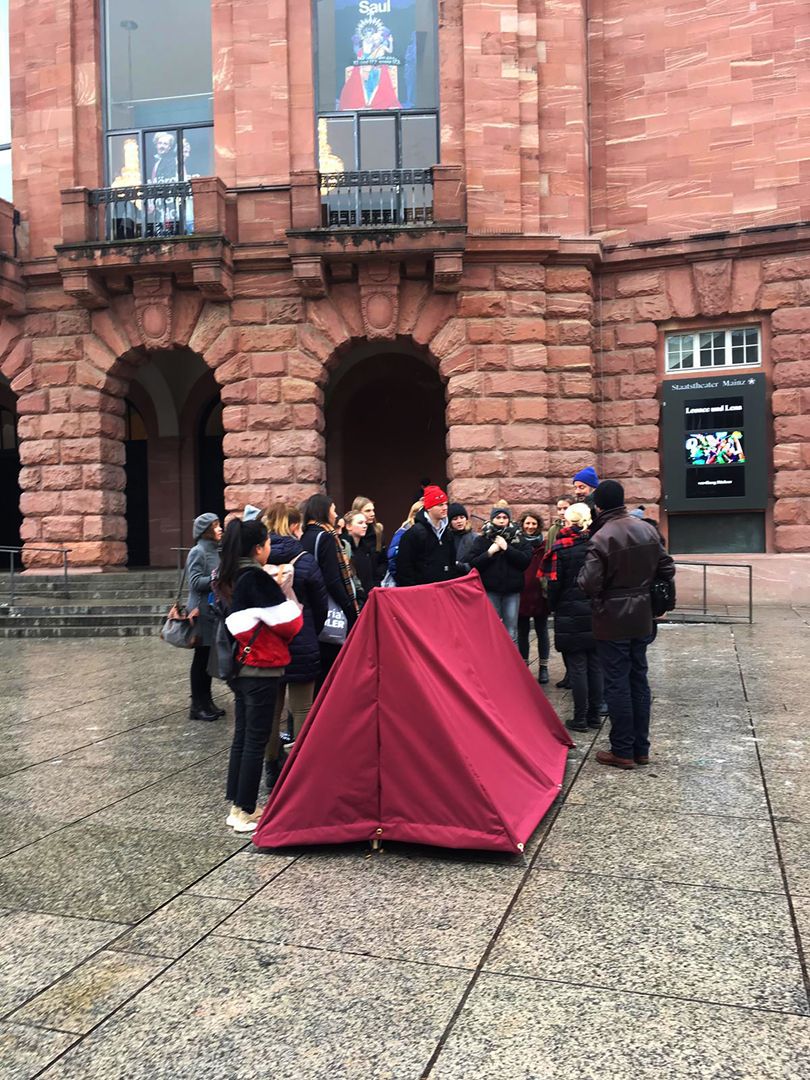 Hochschule Mainz, Mein rechter rechter Platz ist frei, Master Entwurf Szenischer Raum Weltenräume von Isabel Hane