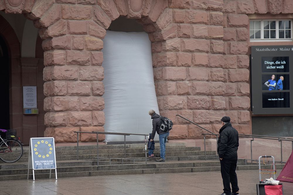 Hochschule Mainz, INFLATABLE TRANSIT PROTECTION BARRIER, Master Entwurf Szenischer Raum Weltenräume von Julian Vettermann