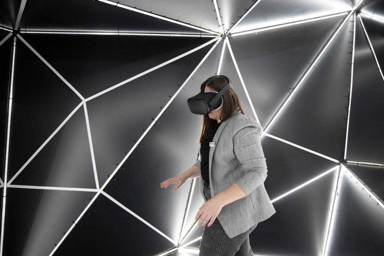 Hochschule Mainz, Kommunikation im Raum, Relevanz und Integrität, Linked: Das leuchtende Innenobjekt im Museumsfoyer. Foto: Martina Pipprich